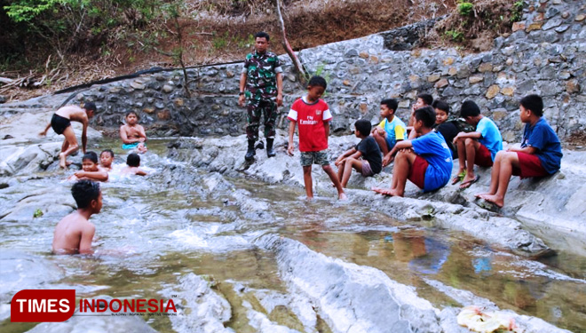 Di Ajak Bermain Lihat Pemandangan, Sertu Mulyono Akrab dengan Anak-anak. (FOTO: AJP/TIMES Indonesia)