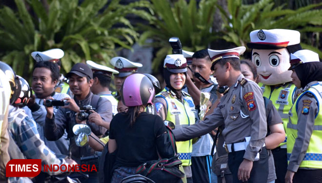 Suasana lalulintas di depan Taman Makam Pahlawan Banyuwangi. (Foto: Agung Sedana/ TIMES Indonesia)