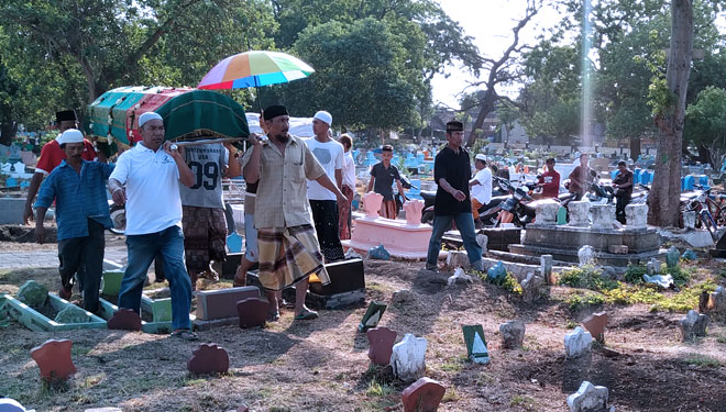 Suasana pemakaman jenazah Irza Almira