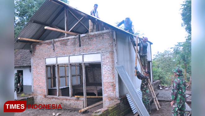 Tongkat penyangga asbes turut berjasa bangun RTLH. (FOTO: AJP/TIMES Indonesia)
