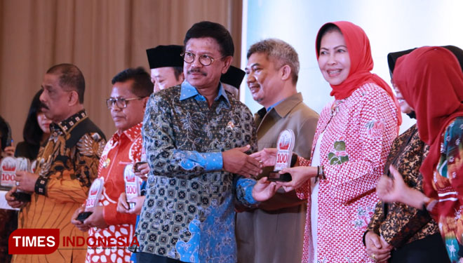 The Mayor of Batu, Dra Hj Dewanti Rumpoko M.Si holding the Smart City award. (Picture by: Istimewa/TIMES Indonesia) 