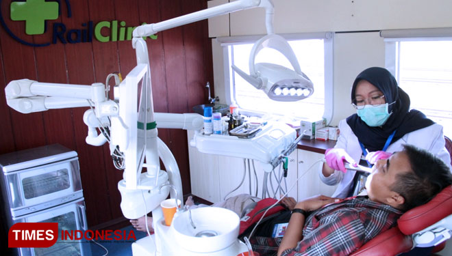 Masyarakat memanfaatkan pengobatan gratis di rail clinic. (FOTO: PT KAI Daop 8 Surabaya for TIMES Indonesia)