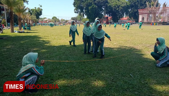 Siswa SDI Kota Blitar sedang bermain lompat karet pada kegiatan Sehari Belajar di Luar Kelas,Kamis (7/11/2019). (Foto: Sholeh/TIMES Indonesia)