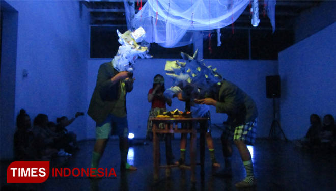 Suasana Pementasan Teater dari Bengkel Mime Theatre di Indie Art House Yogyakarta. (FOTO: Desty Luthfiani/TIMES Indonesia).