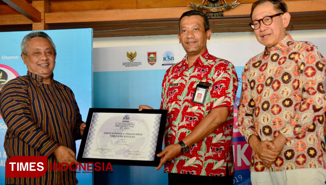 Bupati Seno Samodro dan Founder & Chairman MarkPlus, Inc, Hermawan Kartajaya pada acara Galang UKM Edisi 4 di rumah dinas setempat, Kamis (7/11/2019). (FOTO: Ario Bhawono/TIMES Indonesia)