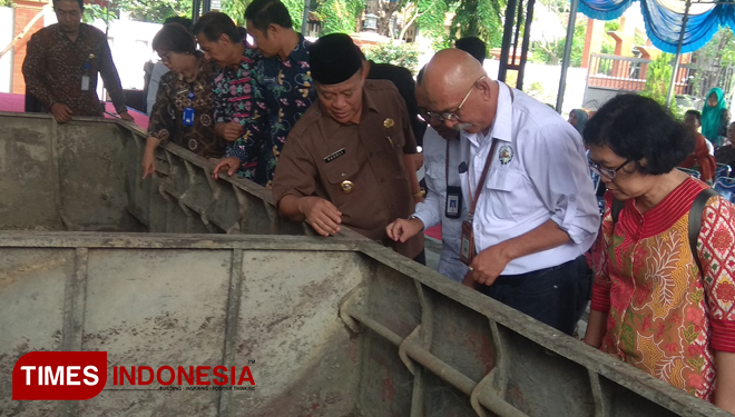 Bupati Lamongan, Fadeli, melihat-lihat perahu baja yang sementara diletakkan di halaman Kantor Disparbud Lamongan, Kamis (7/11/2019). (FOTO: MFA Rohmatillah/ TIMES Indonesia)