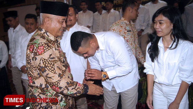 Bupati Malang Drs HM Sanusi MM saat memberikan selamat kepada pengurus HIPMI BPC Kabupaten Malang yang baru dilantik. (foto : Binar Gumilang / Times Indonesia)