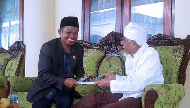 Sekretaris Wilayah PKB Nusa Tenggara Barat (NTB) sekaligus anggota DPRD NTB Akhdiansyah saat sowan bersama Rois Syuriah PWNU NTB sekaligus Musytasar PBNU TGH Lalu Muhammad Turmudzi Badaruddin (FOTO: Istimewa)