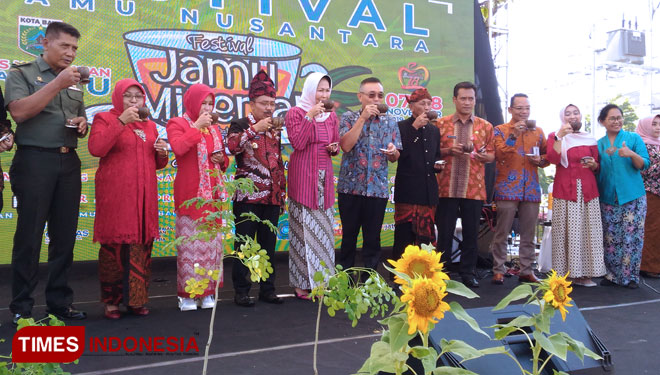 Wali Kota Batu, Dra Hj Dewanti Rumpoko M.Si bersama-sama undangan minum jam bersama sebagai tanda dibukanya Festival Jamu Nusantara. (FOTO: Muhammad Dhani Rahman/TIMES Indonesia)