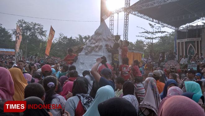 Ribuan warga Jombang saat mengikuti acara Grebek Tahu di Desa Sumbermulyo, Kecamatan Jogoroto. (FOTO: Moh Ramli/TIMES Indonesia)