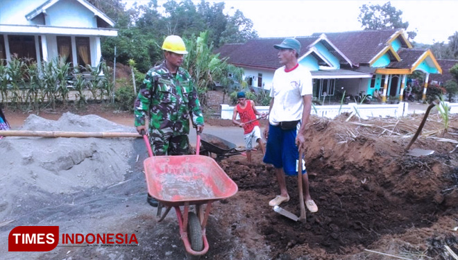 Helm Kuning Penunjang Keamanan Di Wasiatkan Kepada Kakek Tua Kedungsalam. (FOTO: AJP/TIMES Indonesia)