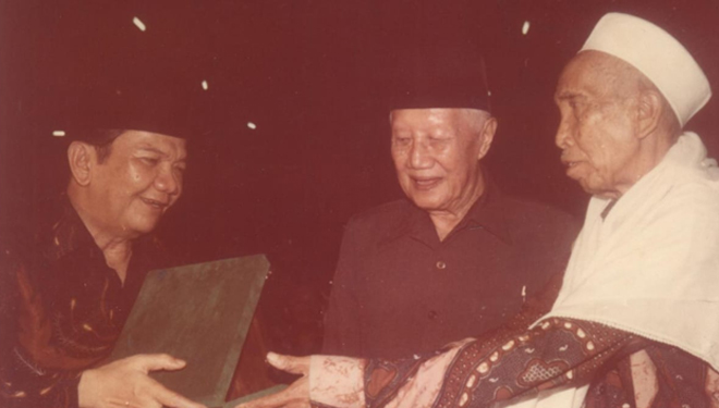 KH Masjkur (tengah). (foto: dokumen TPGP)