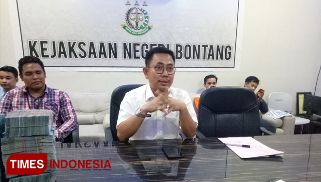 Kajari Bontang, Agus Kurniawan pada konfrensi pers di Kantor Kajari Bontang. (Foto: Kusnadi/TIMES Indonesia)