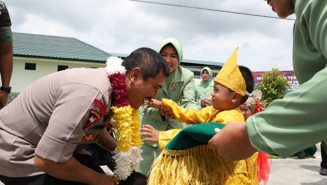 Kapolda Sumatera Utara Irjen Pol Agus Andrianto SH MH saat memeluk anak Yatim (foto: Hasbi for TIMES Indonesia)