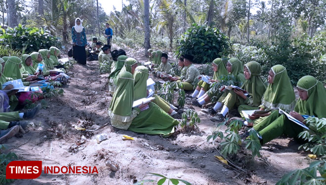Para siswa MI Al Irsyad Desa Karangbendo Kecamatan Ponggok Kabupaten Blitar belajar di luar kelas, Kamis (7/11/2019). (Foto: Sholeh/TIMES Indonesia)