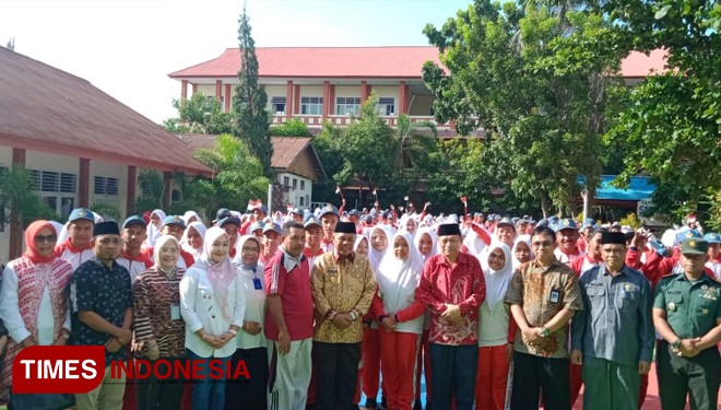 Foto bersama Wagub  M Al Yasin Ali (Tengah batik kuning), para Forkopimda dan siswa-siswi SMA Negeri 1 Kota Ternate (Foto: Wahyudi Yahya/TIMES Indonesia)