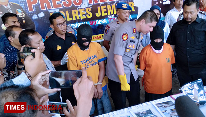 Kapolres Jember AKBP Alfian Nurrizal (tengah) saat menghadirkan kedua tersangka kasus pembunuhan Surono dalam konpres di Mapolres Jember, Kamis (7/11/2019). (Foto: Dody Bayu Prasetyo/TIMES Indonesia)