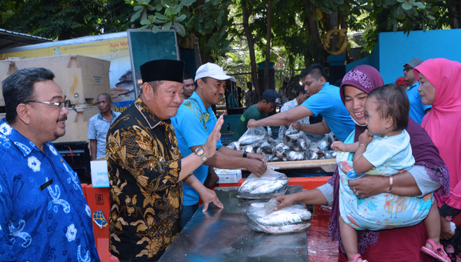 Bupati Sidoarjo H. Saiful Ilah SH.,M.Hum didamping Plt. Dinas Perikanan Sidoarjo Bachruni Arywan melayani pembelian bandeng murah, di Kantor Dinas Perikanan Sidoarjo, Kamis pagi (7/11/2019).