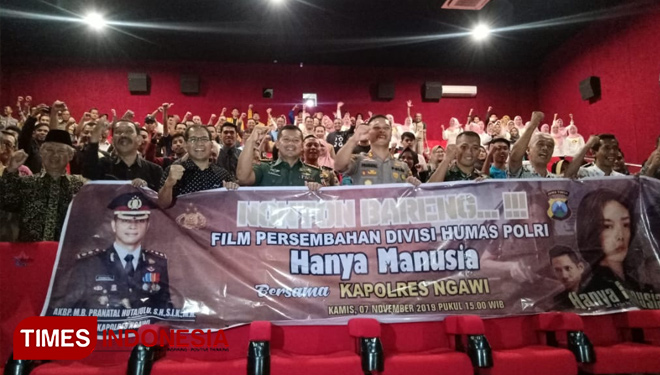 Kapolres bersama stakeholder Ngawi foto bareng sebelum menonton film Hanya Manusia (Foto: Ardian Febri Tri H/TIMES Indonesia)