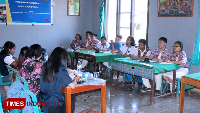 Para siswa siswi SLTA di Waingapu dalam mengikuti lomba cardas cermat matematika di aula YAPMAS Waingapu. (FOTO: Habibudin/TIMES Indonesia) 