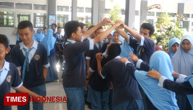 Pelajar di SMPN 3 Jember melakukan permainan tradisional dalam peringatan Hari Anak Internasional, Kamis (7/11/2019). (Foto: Dody Bayu Prasetyo/TIMES Indonesia)