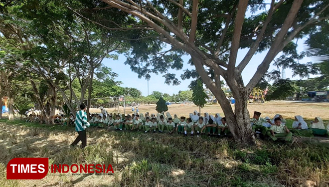 Siswa MI Islamiyah Rejomulyo Kota Madiun antusias mengikuti kegiatan belajar di luar kelas di Taman Lapangan Pilangbango. (FOTO: Ito Wahyu U/TIMES Indonesia)