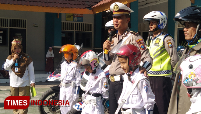 Kader patroli keamanan sekolah SD Mugeb saat diberi pemahaman cara memakai helm SNI serta menjadi pengendara yang baik dan benar (Foto: Akmal/TIMES Indonesia).