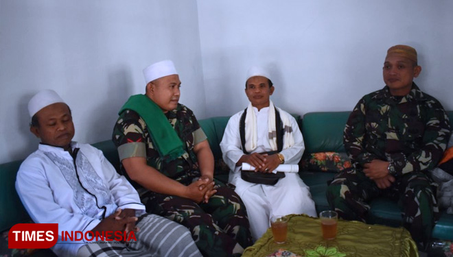 Sowan Mantan Bintal Satgas TMMD ke Rumah Tokoh Agama di Donomulyo. (FOTO: AJP/TIMES Indonesia)