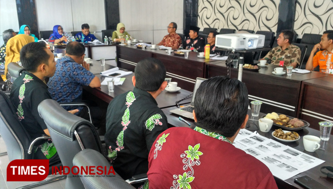 Pemerintah Kabupaten Bondowoso saat menerima rombongan dari Pemkab Lumajang saat studi banding Program Getar Desa (FOTO: Moh Bahri/TIMES Indonesia). 