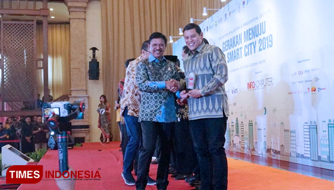 Walikota Kediri saat terima penghargaan dari Kemenkominfo RI (FOTO: Pemkot Kediri for TIMES Indonesia)