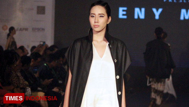 Karya dari designer Eny Ming yang tampil dalam Bali Fashion Trend 2020. (Foto: Imadudin M/Times Indonesia)