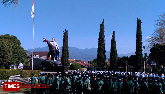 Suasana peringatan Hari Pahlawan di TMP Suropati Kota Batu berlangsung semarak. (FOTO: Muhammad Dhani Rahman/TIMES Indonesia) 