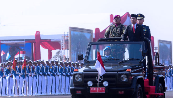 Presiden Jokowi melakukan inspeksi pasukan pada Puncak Peringatan HUT TNI 2019, di Mabes TNI Cilangkap, Jakarta, 5 Oktober 2019 lalu. (FOTO: Humas Setkab)