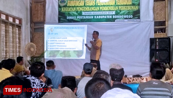 APTI dan Dinas Pertanian memberikan edukasi dan pemahaman para petani tembakau di kabupaten Bondowoso (FOTO: Moh Bahri/TIMES Indonesia). 