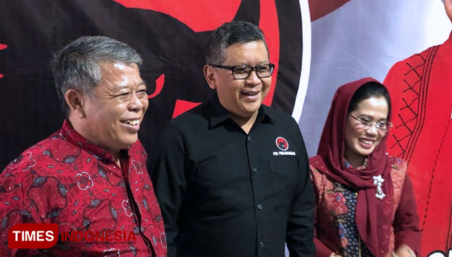Sekjen DPP PDI Perjuangan Hasto Kristiyanto (tengah) bersama Sekretaris DPD PDI Perjuangan Jawa Timur Sri Untari (berkerudung) di suatu kesempatan. (Foto: Istimewa)