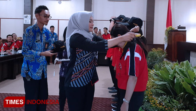 Wawali berikan tanda peserta bela negara. (Foto: Ito Wahyu U/TIMES Indonesia)
