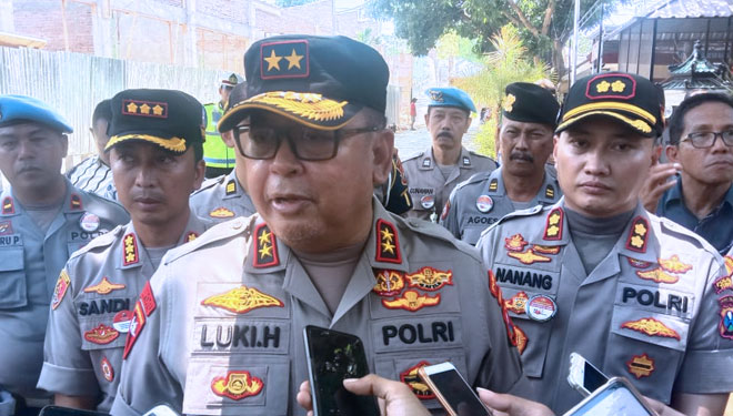 Kapolda Jawa Timur, Irjen Pol Luki Hermawan didampingi Kapolres Tuban AKBP Nanang Haryono di Polres Tuban, Jumat (08/11/2019). (Foto: Ahmad Istihar/TIMES Indonesia)