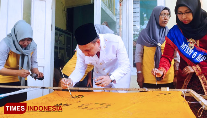 Kepala MTsN 6 Malang Sutirjo dan para pelajar saat membatik dalam rangka Hari Pahlawan Nasional (foto : Binar Gumilang / TIMES Indonesia)
