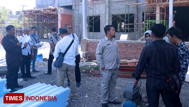 Komisi I DPRD Ngawi sidak proyek pembangunan gedung PMK Ngawi. (Foto: Ardian Febri Tri H/TIMES Indonesia)