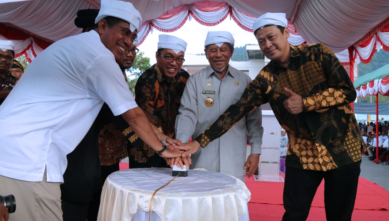Gubernur (tengah) didampingi Bupati Halsel, dan Dirut PT Perinus menekan tombol sirine sebagai tanda dimulainya ekspor perdana. (Foto: Humas Pemprov Malut for Times Indonesia)
