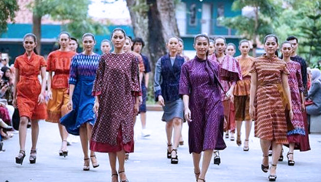 Model dalam Dhoho street fashion saat di gelar di taman sekartaji