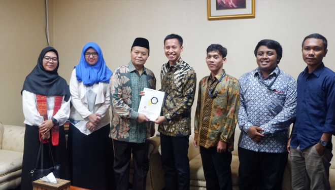 Wakil Ketua MPR RI Dr. H . M. Hidayat Nur Wahid MA saat menerima delegasi Organizational Islamic Cooperation (OIC) Youth Indonesia. (foto: Istimewa)