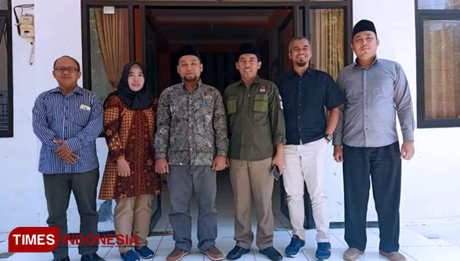 Lima anggota Komisioner KPU Tuban saat sedang bertugas bersama di Jalan Pramuka,Kabuoaten Tuban,Jumat (08/11/2019. (Foto: Ahmad Istihar/TIMESIndonesia)