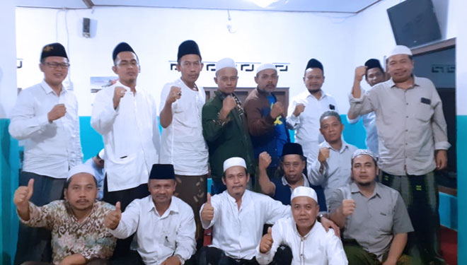 Para kiai muda dan Asparagus di Banyuwangi deklarasi mendukung KH Ahmad Munib Syafaat, Lc. Msi, (Gus Munib) untuk maju dalam perhelatan Pemilihan Bupati (Pilbup) Banyuwangi 2020. (Foto : Syamsul Arifin/TIMES Indonesia)