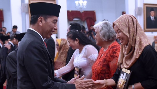Presiden Jokowi memberikan penghargaan gelar Pahlawan Nasional kepada almarhum KH Masjkur yang diwakili oleh pihak keluarga, Jumat (8/11/2019). (Foto : Istimewa)