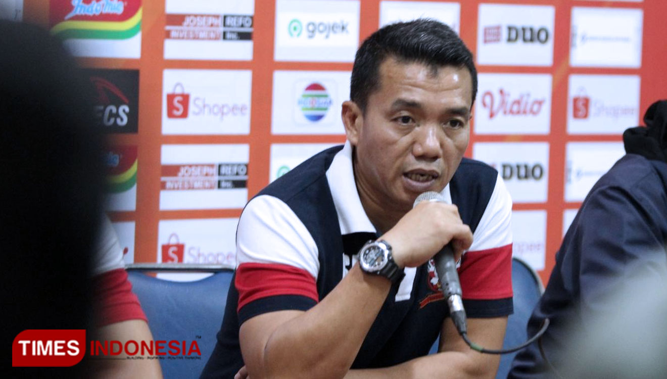 Pelatih Madura United, Rasiman saat konferensi pers pasca pertandingan melawan Arema. (Foto: Tria Adha/TIMES Indonesia)