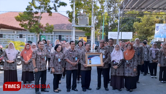 Sekda Bantul, Drs. Helmi Jamharis mengapresiasi atas diperolehnya Piagam Penghargaan Role Model Pelayanan Publik oleh Disdukcapil Pemkab Bantul. (FOTO: Pemkab Bantul/AJP TIMES Indonesia). 