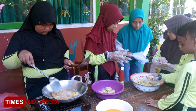 Suasana para siswa SD 1 Barongan Jetis Bantul mengikuti program kegiatan Sehari Belajar di Luar Kelas, Kamis (7/11/2019). (FOTO: Totok Hidayat/TIMES Indonesia)