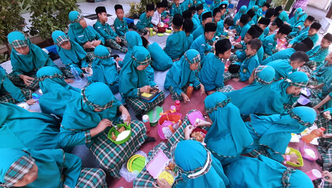 Siswa SD Islam Baitul Mukmin Surabaya melakukan kegiatan belajar di luar ruangan pada Hari Anak Internasional, Kamis (7/11/2019).(Foto: SD Islam Baitul Mukmin)