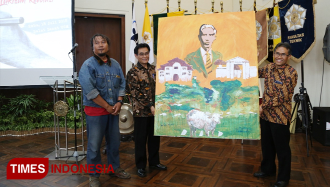 Rektor UGM, Prof Ir Panut Mulyono ketika memperlihatkan lukisan Prof Dr M. Sardjito MPH. (FOTO: Humas UGM/TIMES Indonesia)